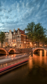 Oświetlony most w Amsterdamie