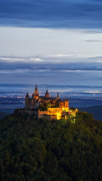 Oświetlony zamek Hohenzollern