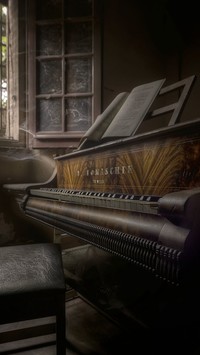 Pianino pod oknem w zaniedbanym pokoju