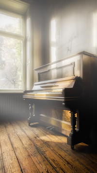 Pianino w świetle przy oknie