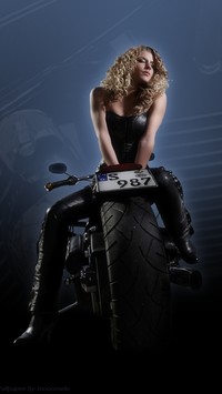 Piękna blondynka i motor bestia