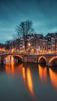 Podświetlony most w Amsterdamie