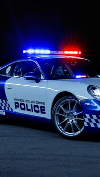 Policyjne Porsche 911 na sygnale