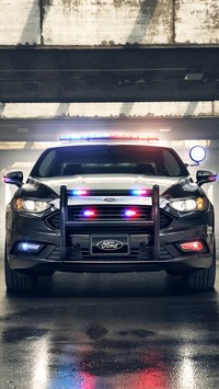 Policyjny Ford Responder Hybrid Sedan
