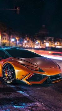 Pomarańczowe Lamborghini w mieście nocą