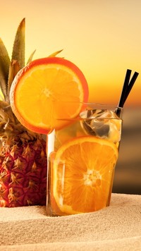 Pomarańczowy drink na piasku
