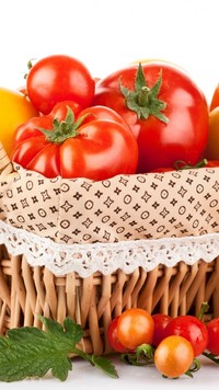 Pomidory w koszyku