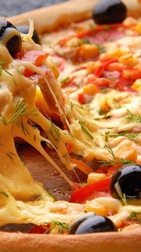 Porcja pizzy z serem i dodatkami