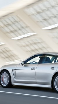 Porsche Panamera na drodze