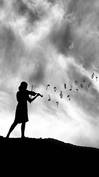 Postać kobiety ze skrzypcami