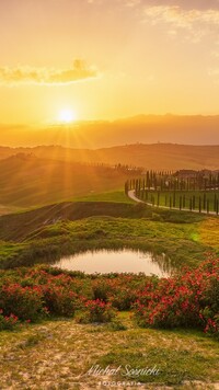 Promienie słońca nad wzgórzami w Toskanii