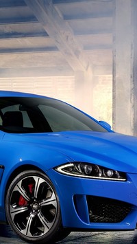 Przód niebieskiego Jaguara XFR-S