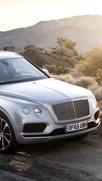 Przód srebrnego Bentleya Bentayga