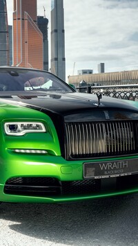 Przód zielonego Rolls-Royce Wraith