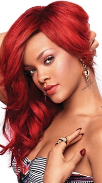 Rihanna prezentuje biżuterię