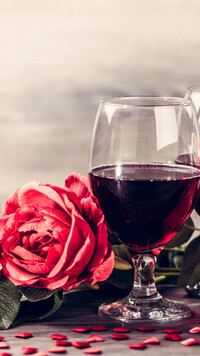 Róża przy kieliszku z winem