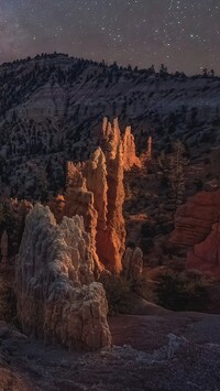 Rozgwieżdżone niebo nad skałami w Parku Narodowym Bryce Canyon