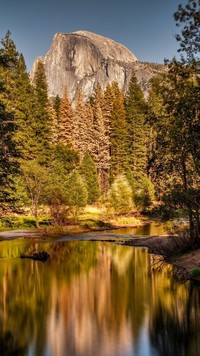 Rzeka Merced River w Parku Narodowym Yosemite