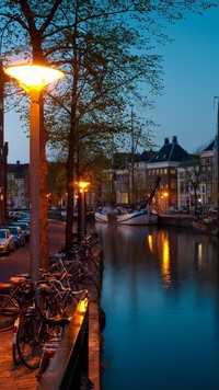 Rzeka nocą w Amsterdamie