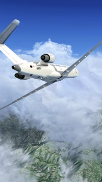 Samolot nad górami w chmurach