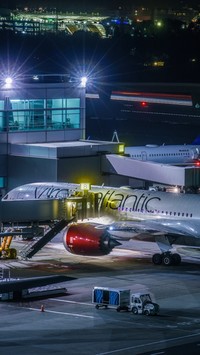 Samolot pasażerski na lotnisku nocą
