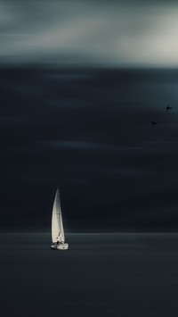 Samotna żaglówka na morzu
