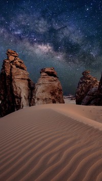 Skały na pustyni nocą