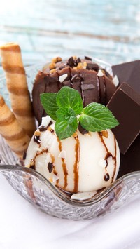 Słodki deser z lodami i czekoladą