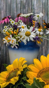 Słoneczniki i bukiet polnych kwiatów w wazonie