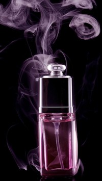 Smugi dymu nad buteleczką perfum