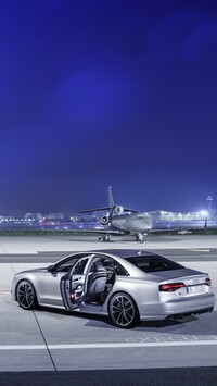 Srebrne Audi S8 na lotnisku