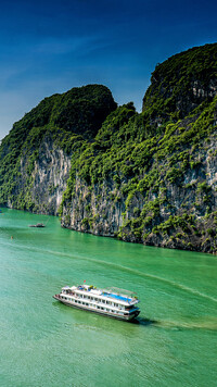 Statek na zatoce Ha Long w Wietnamie