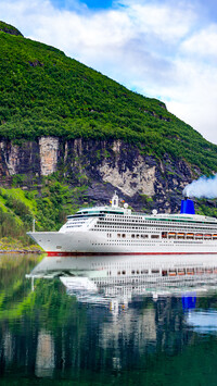 Statek wycieczkowy na norweskim fiordzie