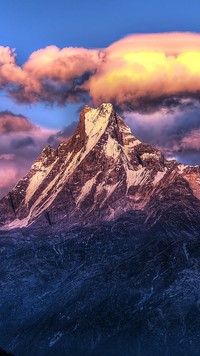 Szczyty Himalajów wyłaniają się z chmur
