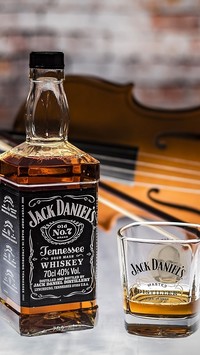 Szklanka i butelka whisky Jack Daniels