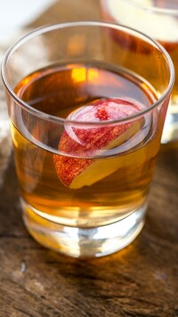 Szklanka soku jabłkowego