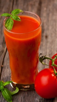 Szklanka soku pomidorowego