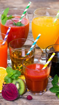 Szklanki z napojami owocowymi