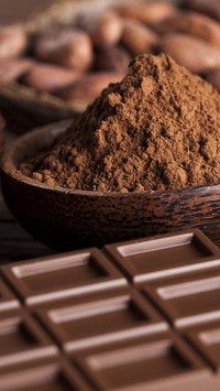 Tabliczka czekolady i kakao w miseczce