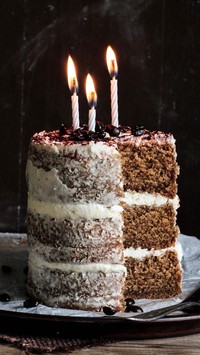 Tort urodzinowy z trzema świeczkami