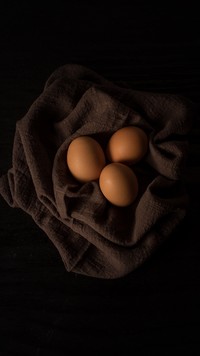 Trzy jajka na płótnie