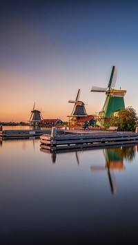 Trzy wiatraki nad wodą w Holandii