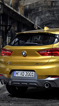 Tył żółtego BMW X2