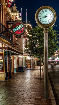 Ulica Disneylandu przed pierwszą w nocy
