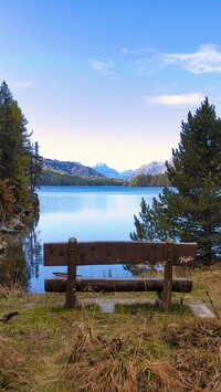 Widok z ławki na górskie jezioro