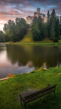 Widok znad jeziora na zamek Trakoscan