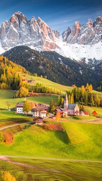 Wieś w dolinie Val di Funes