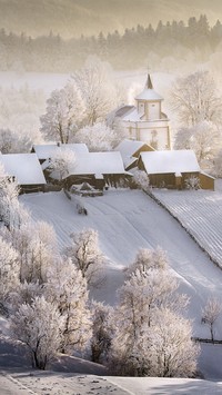 Wieś zasypana śniegiem