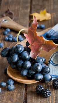 Winogrona i jeżyny w kompozycji z liściem