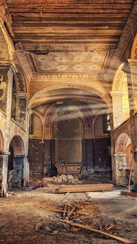 Wnętrze zniszczonego kościoła